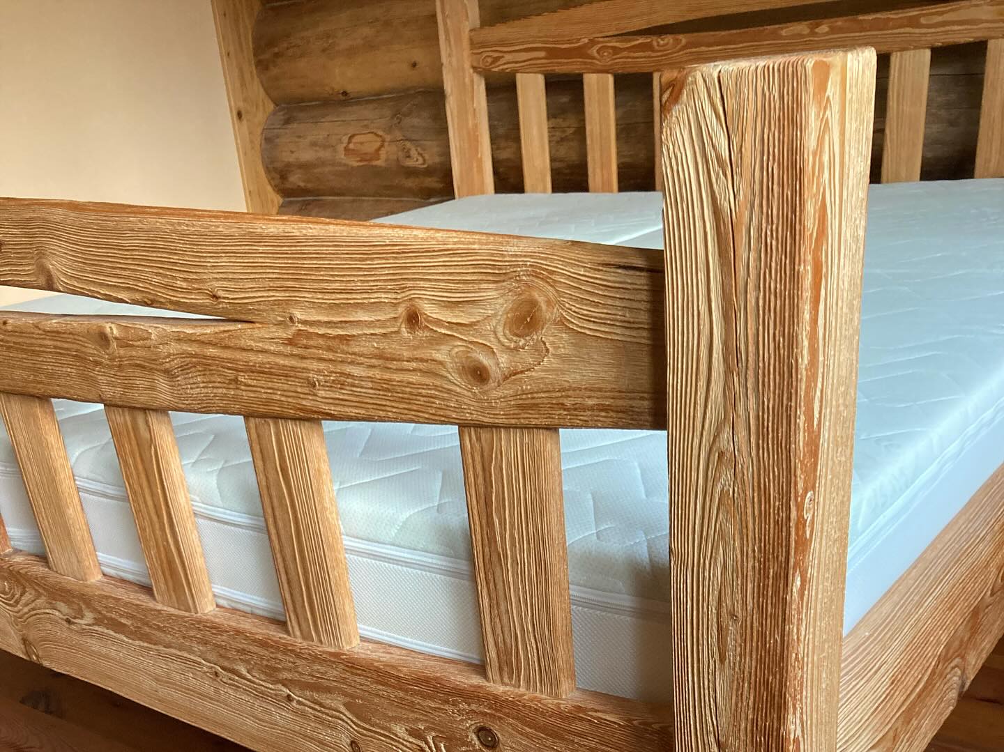 Smrkové postele – detail zpracování